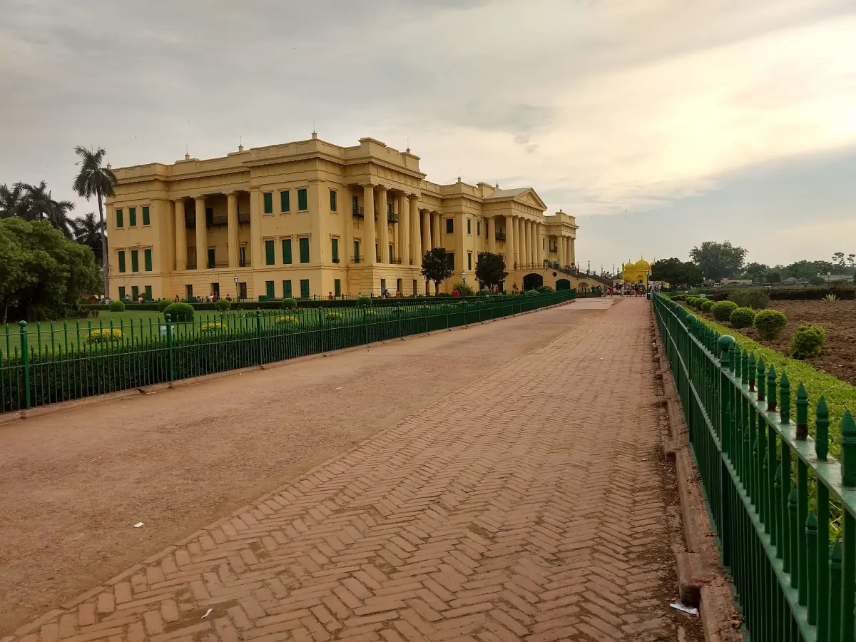 The path to Hazarduari Palace